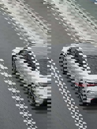 BYD SEAL kører på bro set oppefra