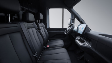 Førerkabinen set fra siden i en BYD E-VALI