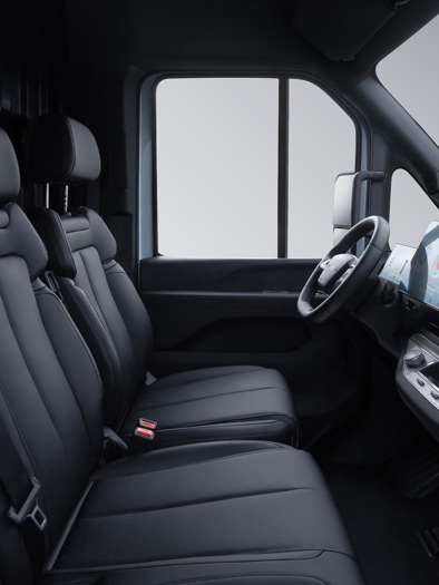 Førerkabinen set fra siden i en BYD E-VALI