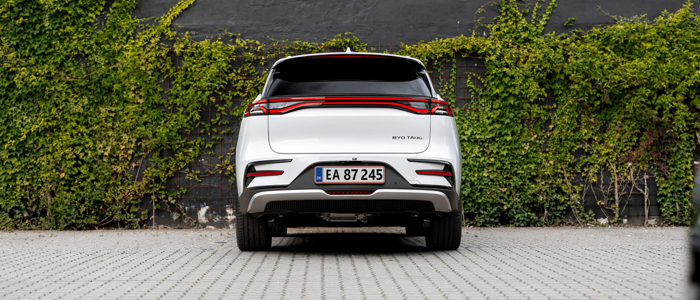 Privatleaset BYD TANG parkeret set bagfra