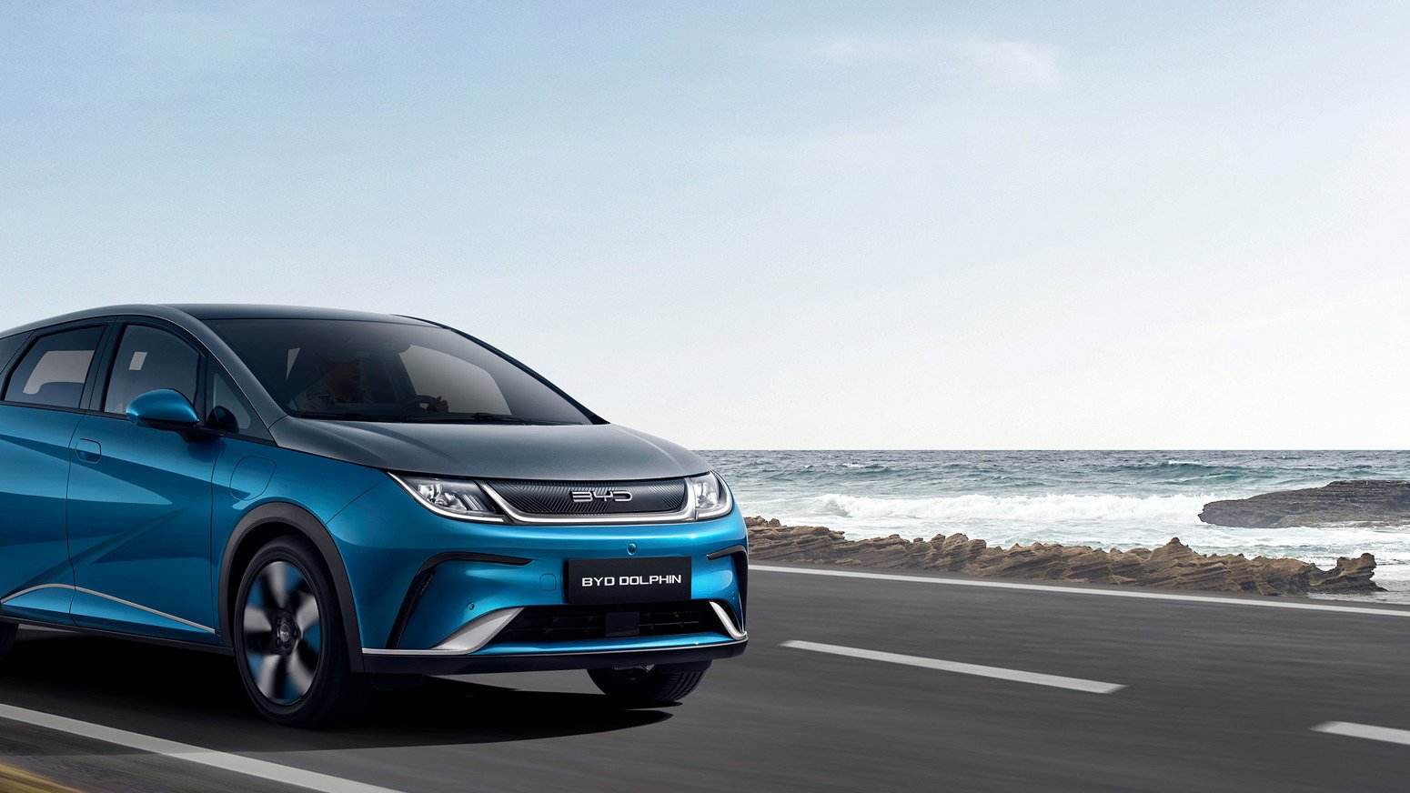BYD DOLPHIN kører på vej ved strand