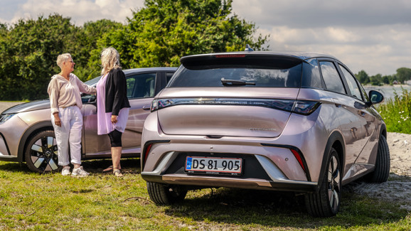 Kvinde står ved siden af BYD 