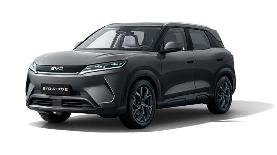 En elegant sort BYD ATTO 2 kompakt SUV ses mod en hvid baggrund, set fra frontens venstre side, hvilket fremhæver bilens moderne design.