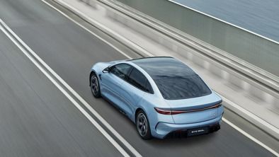BYD SEAL kører på bro set oppefra