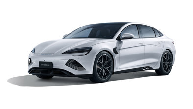 En hvid BYD Seal elektrisk sedanbil er parkeret på en hvid baggrund, set fra venstre forside.