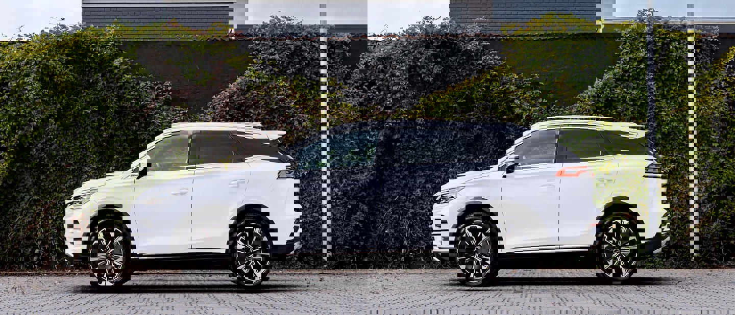 Den elektriske 7-personers BYD TANG set fra siden