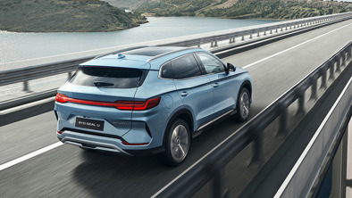 BYD SEAL U kører på bro set bagfra