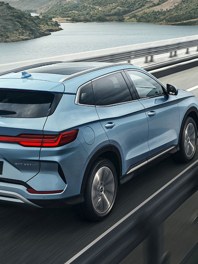 BYD SEAL U kører på bro set bagfra