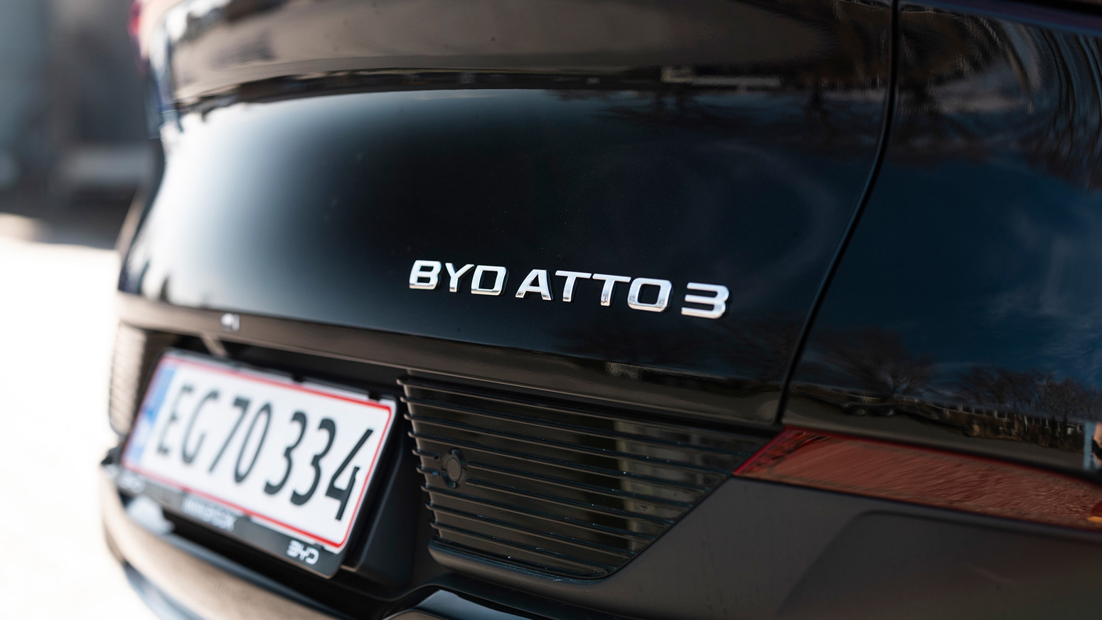 BYD ATTO 3 logo på bil