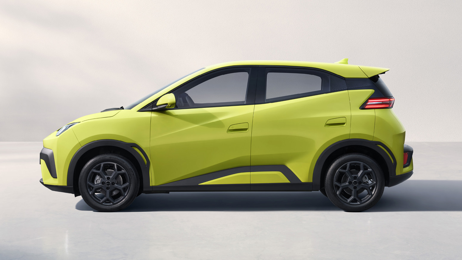 BYD DOLPHIN SURF i gul set fra siden 