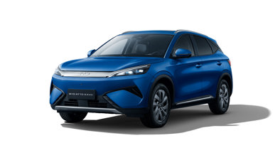 En blå BYD Atto 3 elektrisk SUV vises på en hvid baggrund, set fra venstre forside.