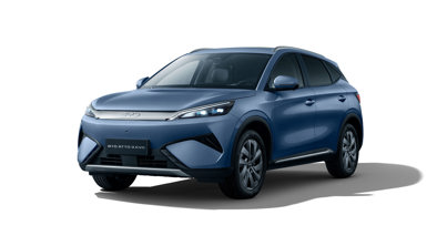 En blå BYD Atto 3 elektrisk SUV vises på en hvid baggrund, set forfra fra venstre vinkel.