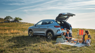 Familie holder picnic ved siden af BYD SEAL U med åbent bagagerum