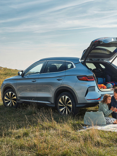 Familie holder picnic ved siden af BYD SEAL U med åbent bagagerum