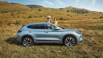 Familie går ved siden af BYD SEAL U