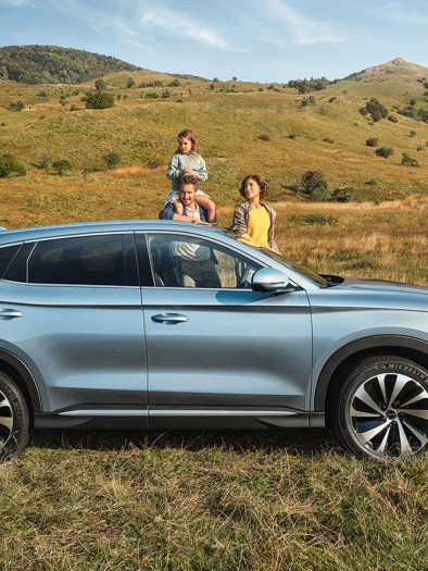 Familie går ved siden af BYD SEAL U