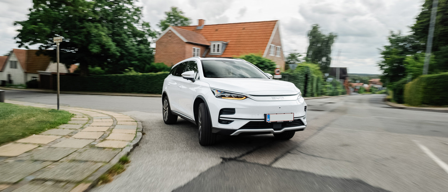 Hvid BYD TANG kører i sving