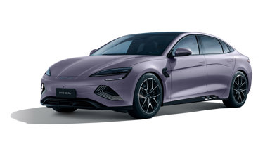 En slank, lilla BYD Seal elektrisk sedan set forfra til venstre på en hvid baggrund.