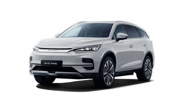 En hvid BYD Tang elektrisk SUV set forfra til venstre, der viser sit slanke design og moderne forlygter.
