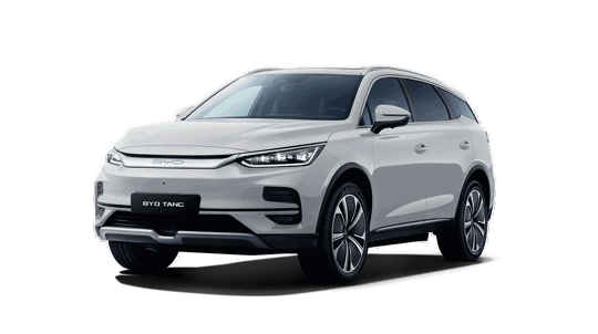En hvid BYD Tang elektrisk SUV set forfra til venstre, der viser sit slanke design og moderne forlygter.