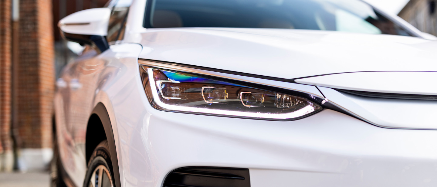 BYD TANG zoomet ind på forlygte