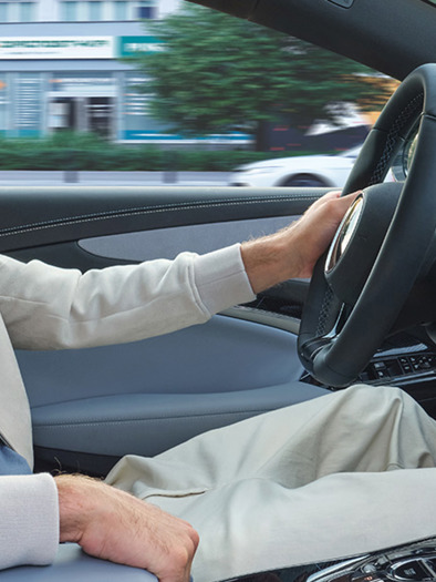 Mand kører i BYD SEAL