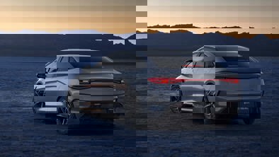 BYD SEAL parkeret med solnedgang i baggrunden