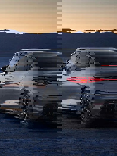 BYD SEAL parkeret med solnedgang i baggrunden