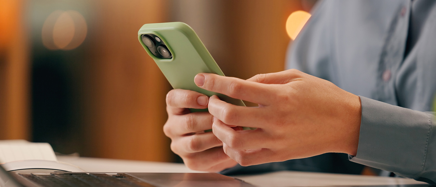 Person der holder en telefon
