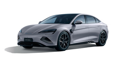 En sølvfarvet BYD Seal elektrisk sedan set forfra fra venstre side, isoleret på en hvid baggrund.