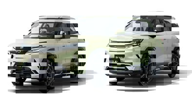 En hvid SUV er parkeret, set fra en vinkel på tre fjerdedele af fronten mod en ren, hvid baggrund.