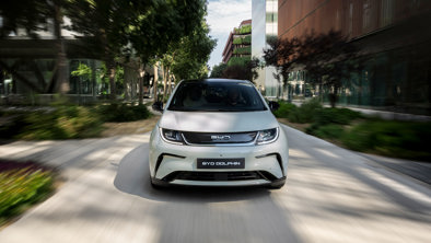 BYD DOLPHIN set forfra, der kører i en by