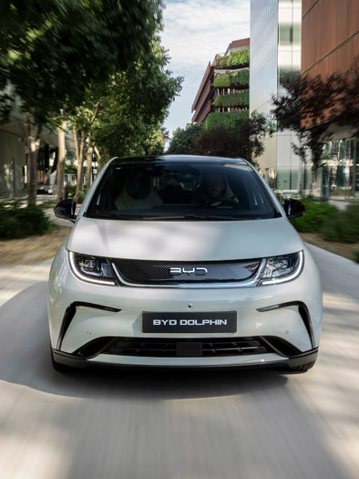 BYD DOLPHIN set forfra, der kører i en by