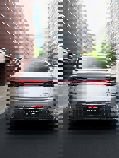 BYD SEAL kører i by set bagfra