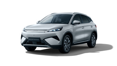 En hvid BYD Atto 3 elektrisk SUV er parkeret på en hvid baggrund, set forfra fra venstre side.