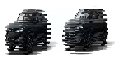 En elegant sort SUV er centreret på en ren hvid baggrund, og dens form fremhæves af stilfulde vandrette linjer.