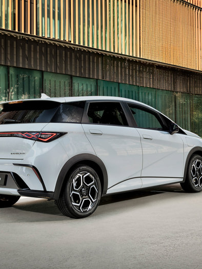 BYD DOLPHIN der holder ved en bygning