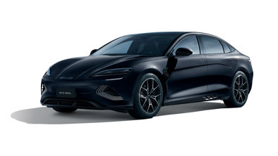En elegant sort elektrisk BYD SEAL sedan med moderne design, skarpe forlygter og sporty alufælge, set fra venstre forside.