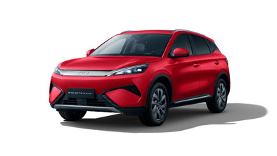 Rød BYD Atto 3 elektrisk SUV parkeret på en hvid baggrund, set fra en vinkel på forsiden.