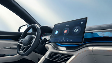 Closeup af rattet og navigationsskærm i BYD SEAL U