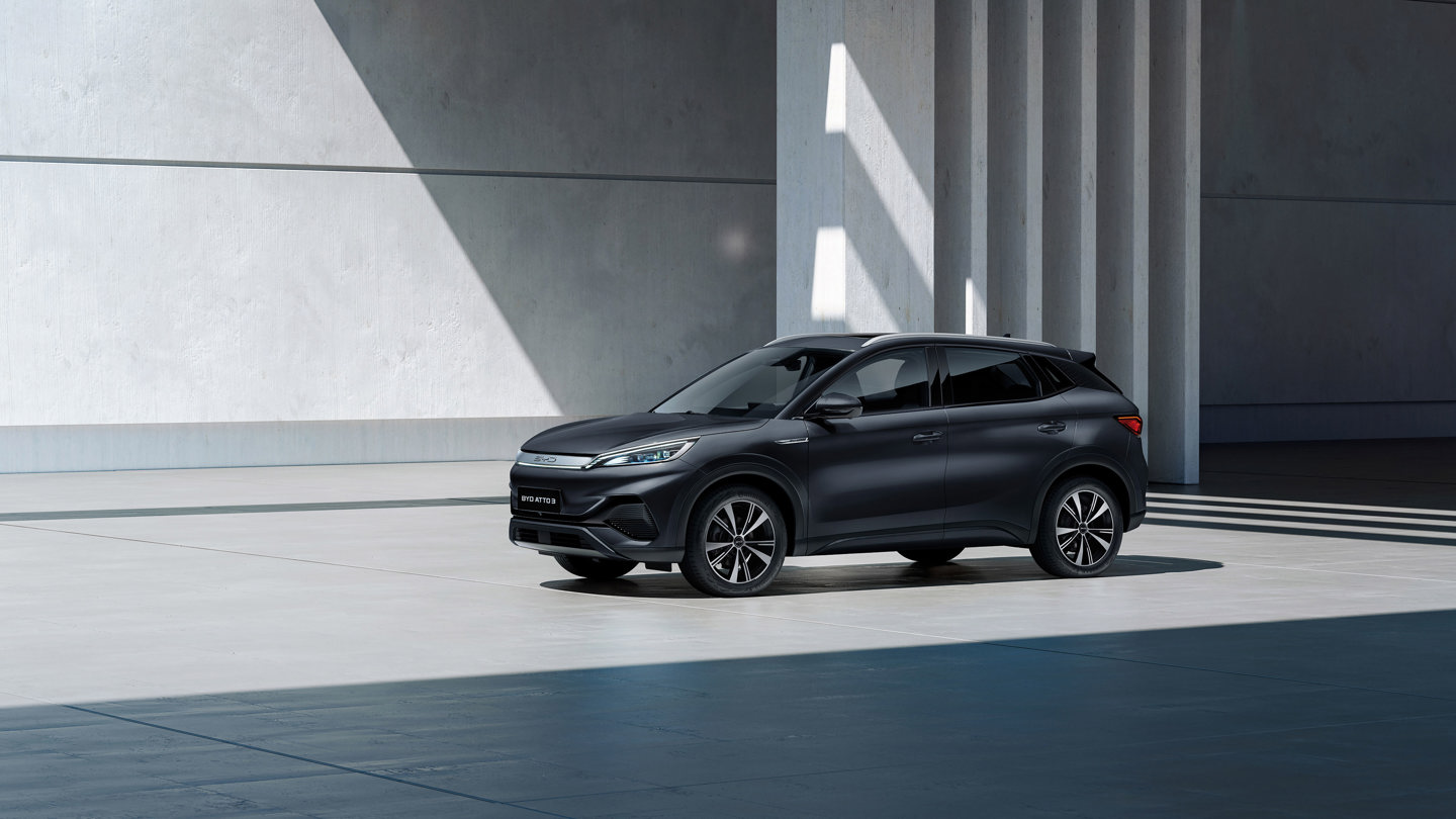 BYD ATTO3 i Sort set fra siden
