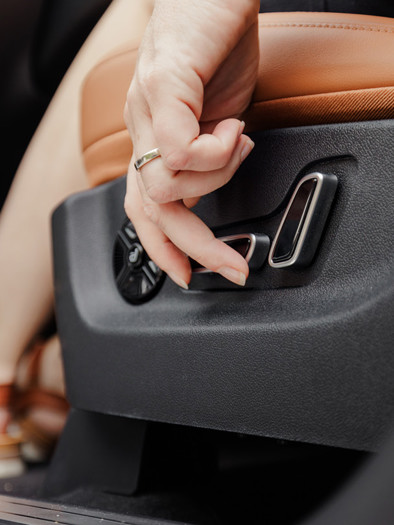 Kvinde justerer forsæde i BYD TANG