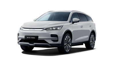 Hvid BYD Tang SUV parkeret på en hvid baggrund, set forfra fra venstre side.