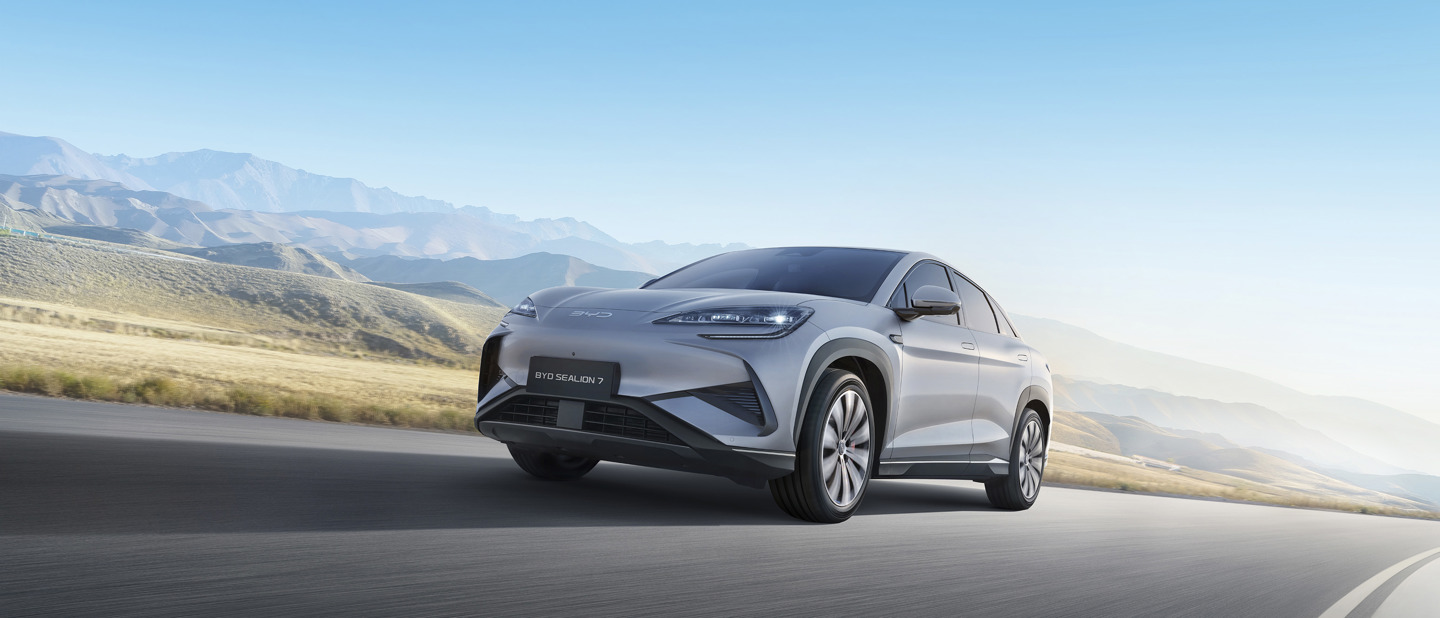 BYD SEALION 7 kører på vej