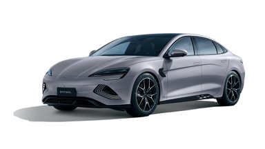 En slank sølvfarvet BYD Seal elektrisk sedan vises fra forsiden.
