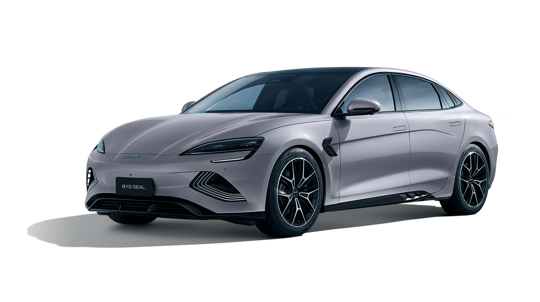 En slank sølvfarvet BYD Seal elektrisk sedan vises fra forsiden mod en almindelig, sort baggrund.
