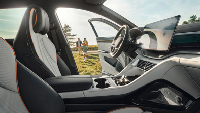 Familie løber hen mod åben bildør i BYD SEAL U