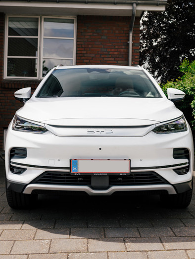 Hvid BYD TANG holder parkeret i indkørsel