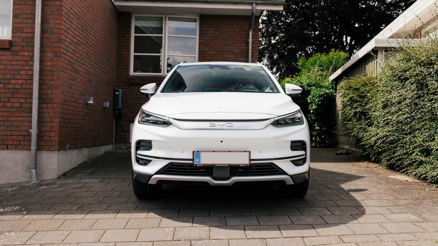 Hvid BYD TANG holder parkeret i indkørsel