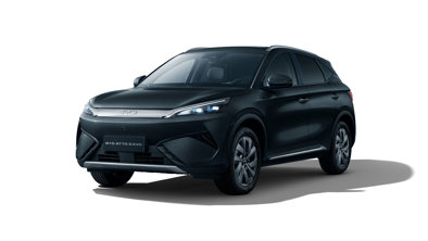 En sort BYD Atto 3 elektrisk SUV er parkeret på en hvid baggrund, set fra en vinkel foran til venstre.